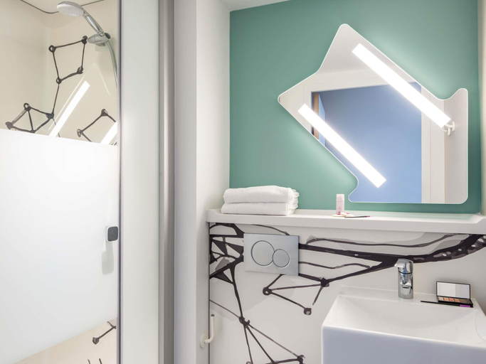 Bathroom 4, ibis budget Gonesse Le Bourget, Val-d'Oise