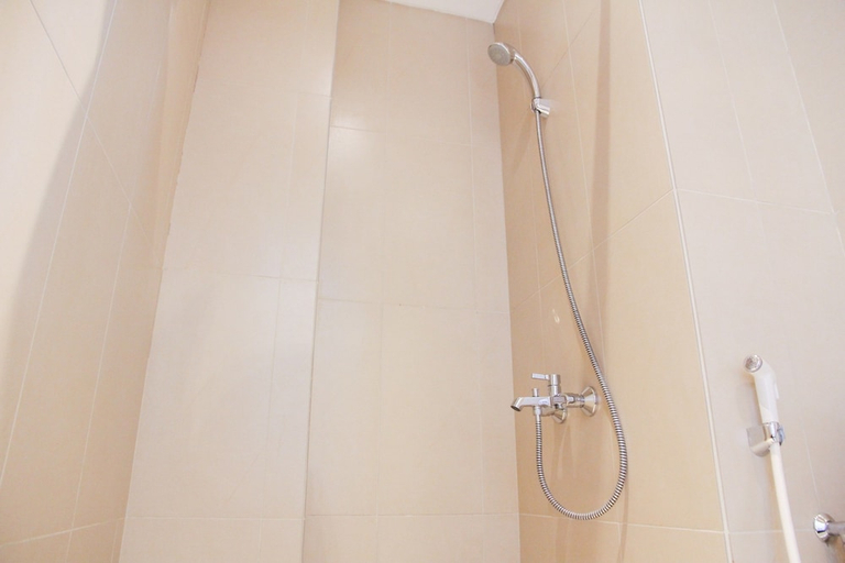 Bathroom 2, 2BR Elpis Residence Apartment Near To Mangga Dua Area, Jakarta Pusat