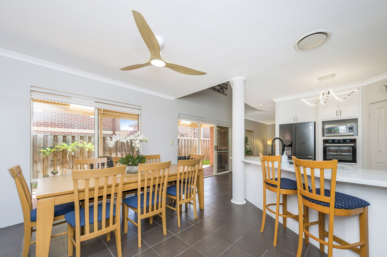 Dining 2, Stylish 3-bed Townhouse With Courtyard & BBQ, Perth