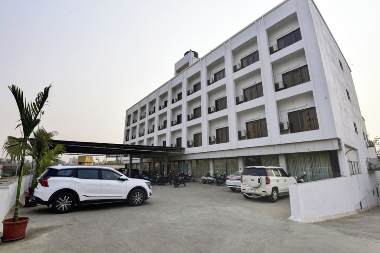 Front of property, Glitz Hotels Devanshi Inn, Raigarh
