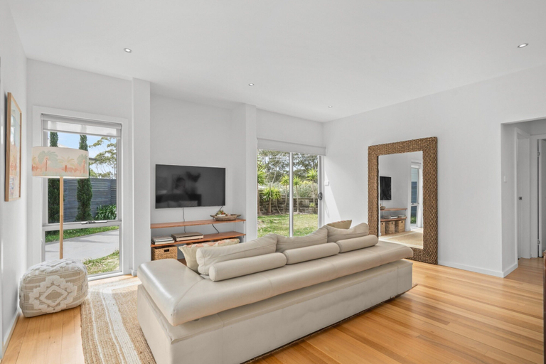 Living area 2, Luxurious 5-bed Home by Avoca Beach, Gosford - East