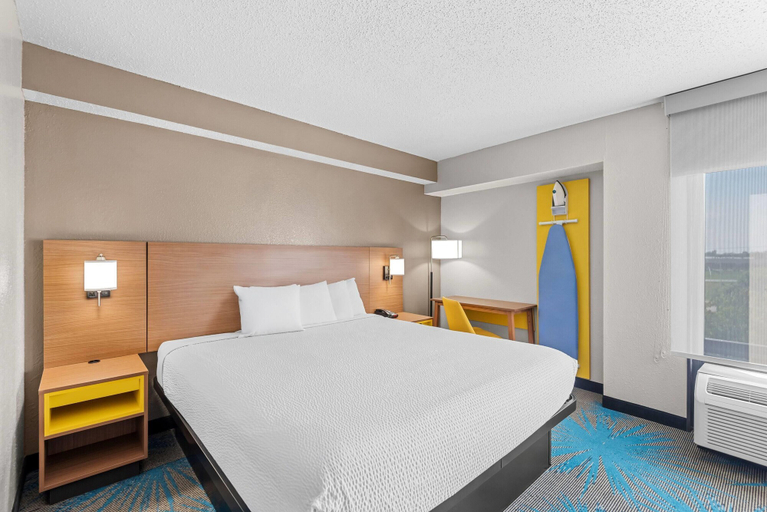 Bedroom 3, Days Inn & Suites by Wyndham Cedar Rapids, Linn