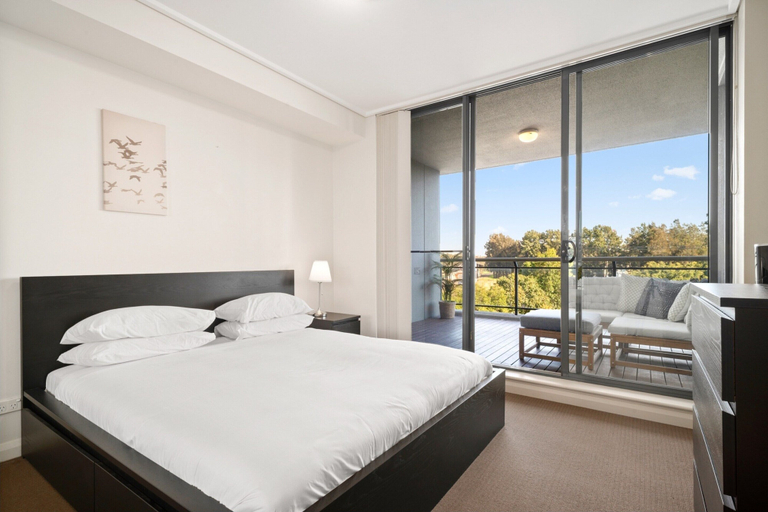 Room 4, Bright 2-bed Apartment Near Wentworth Point Sights, Sydney