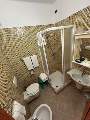 Bathroom 4, Hotel Svizzera, Imperia