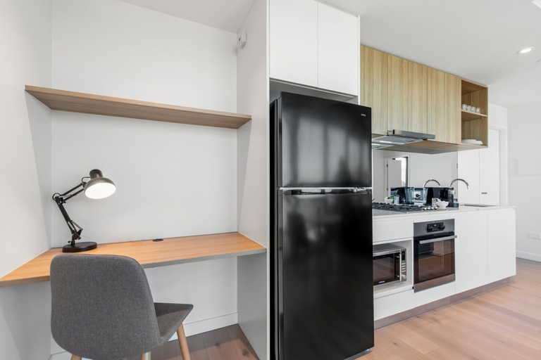 Private kitchen 2, Stylish 1-bed With Pool Gym & Stunning Views, Melbourne