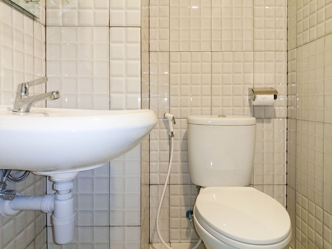 Bathroom 2, Comfy And Nice Studio At 27Th Floor De Prima Apartment, Medan