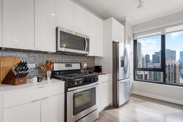 Room 3, Group Hub 3 Designer 2BR Steps to Mag Mile, Cook
