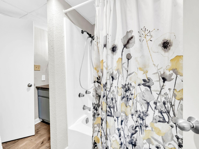 Bathroom 4, Sunbird 402w, Bay