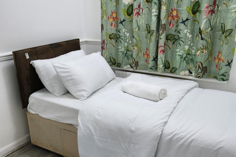 Room 5, Dagenham - House - Stay5 - Parking - Greatlocation, London