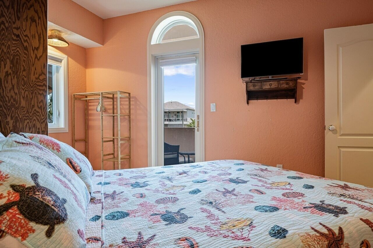 Room 5, Crystal Beach Villa 5 Bedroom Home, Galveston