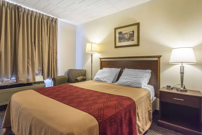 Bedroom 3, Econo Lodge, Simcoe