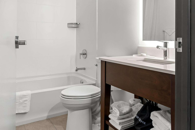 Bathroom 4, Country Inn & Suites by Radisson Winnipeg, Division No. 11