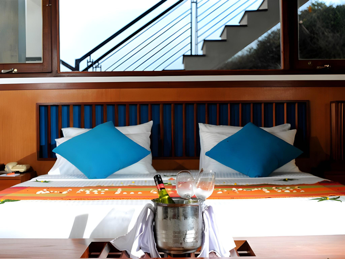 Bedroom 3, Laya Safari Hotel, Thissamaharama