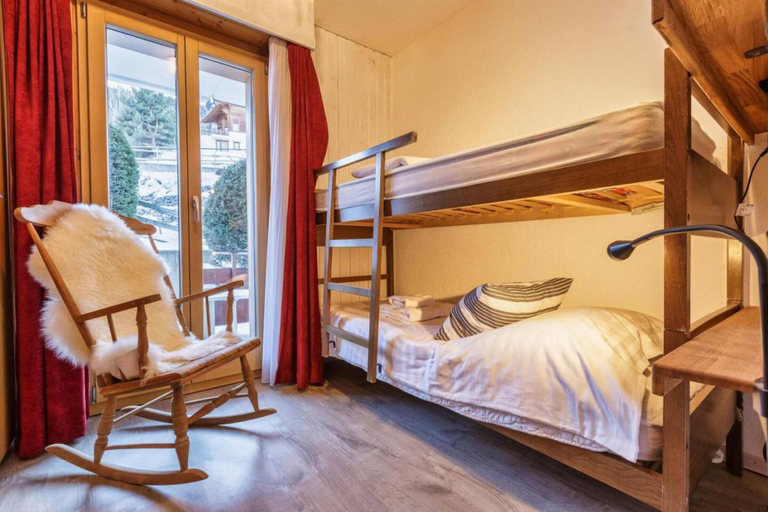 Room 5, Nevada 404 - Central 6 pax Apartment Garage, Martigny