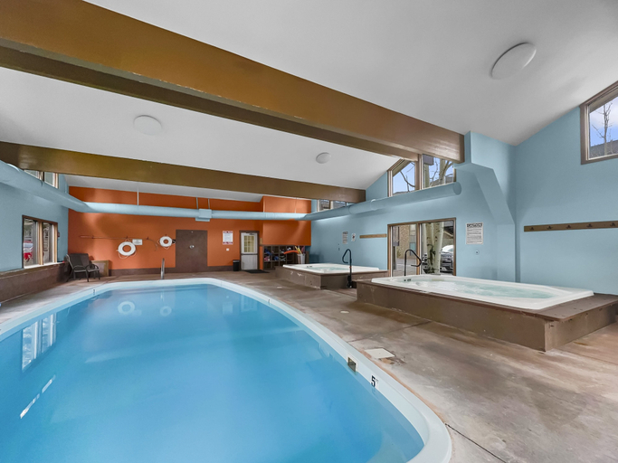 Pool 4, E101 Lake Cliffe 2 Bedroom Condo, Summit
