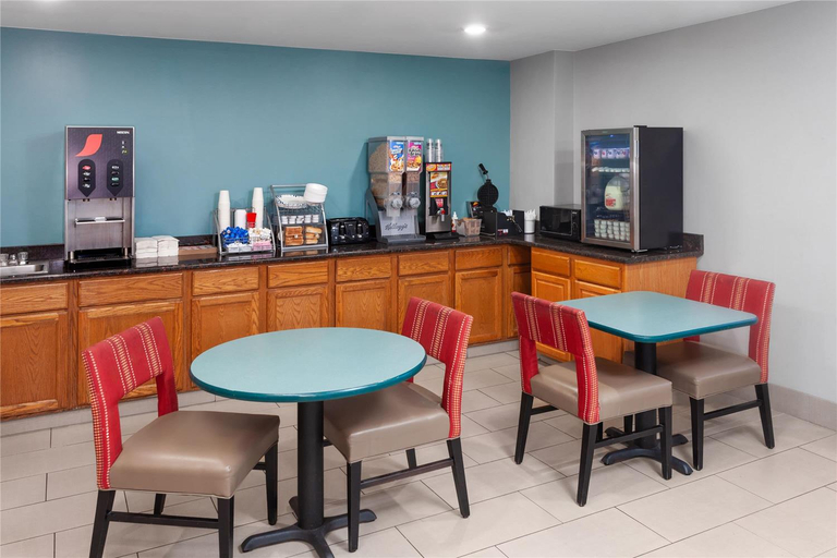 Food & Drinks 5, Super 8 by Wyndham McHenry, McHenry