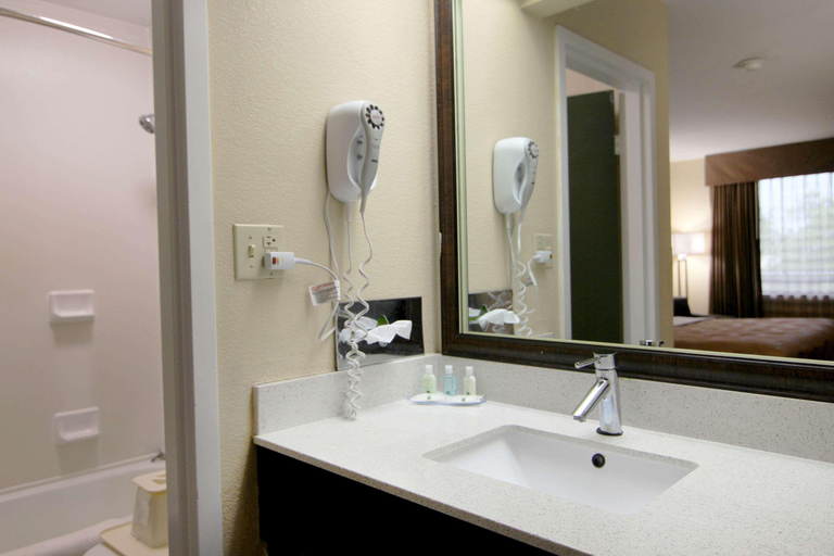 Bathroom 4, Quality Inn & Suites Franklin, Franklin