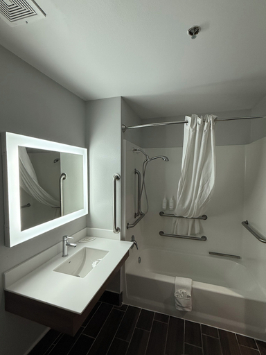 Bathroom 5, Microtel Inn & Suites by Wyndham Baton Rouge Airport, East Baton Rouge