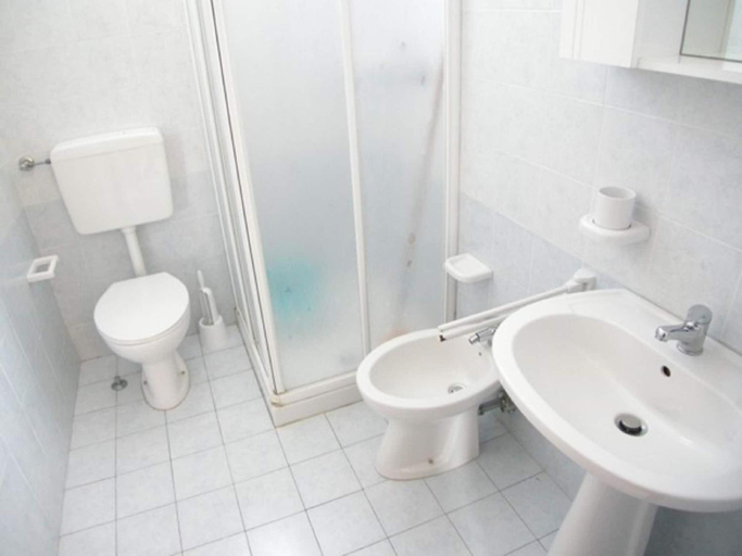 Bathroom 3, Holiday Home in Rosolina Mare near Beach, Rovigo