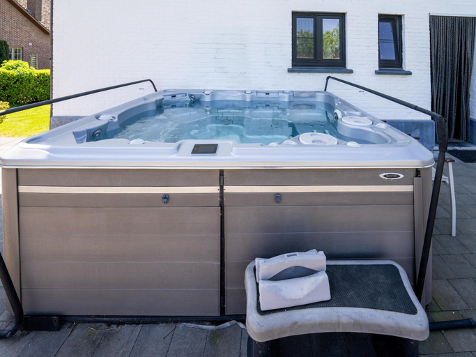 4, Villa Borgloon with Blossom Views and Jacuzzi, Limburg