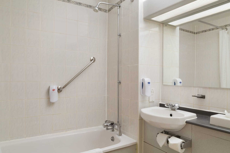 Bathroom 4, Days Inn by Wyndham Kendal Killington Lake, Cumbria