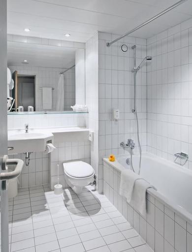 Bathroom 3, Wyndham Garden Düsseldorf Mettmann, Mettmann