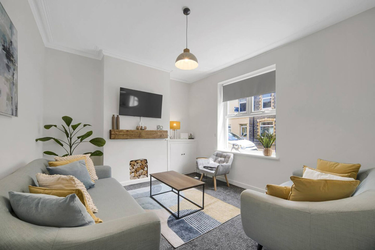 Room 4, Central Chic - Huge Home - Free Wifi, Cardiff