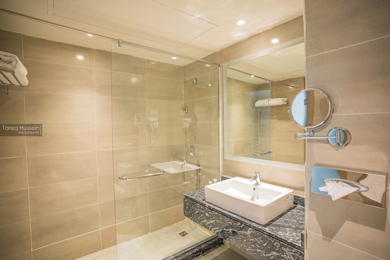 Bathroom 4, V Beach Resort - Sahl Hasheesh (Ex Pyramisa Beach Resort Sahl Hasheesh), Safaja