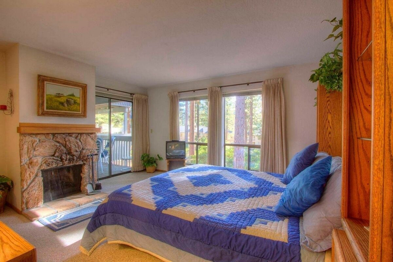 Room 4, Ski Lake Lodge 3 Bedroom Home by RedAwning, Washoe