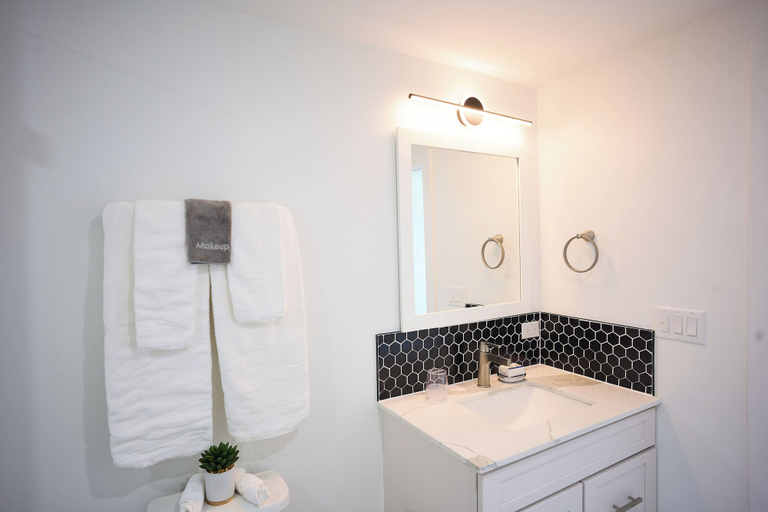 Bathroom 5, The Place