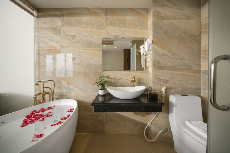 Bathroom 2, 7 Seven Sea Hotel, Da Nang
