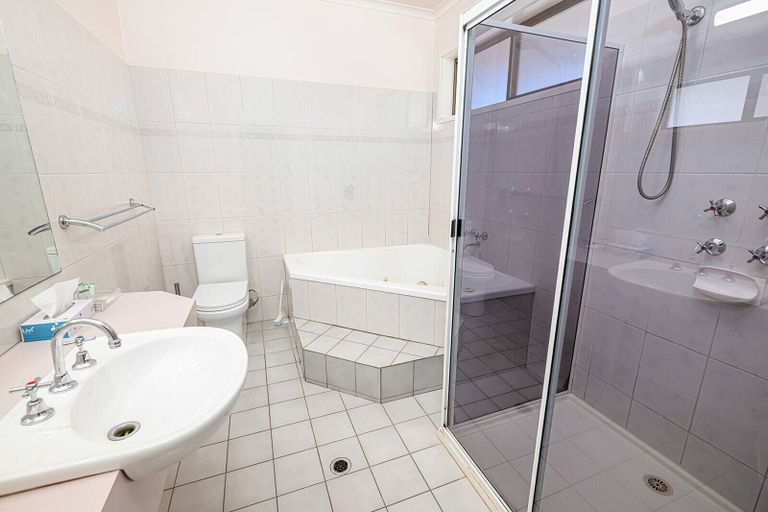 Bathroom 5, Mildura Motor Inn, Mildura - Pt A