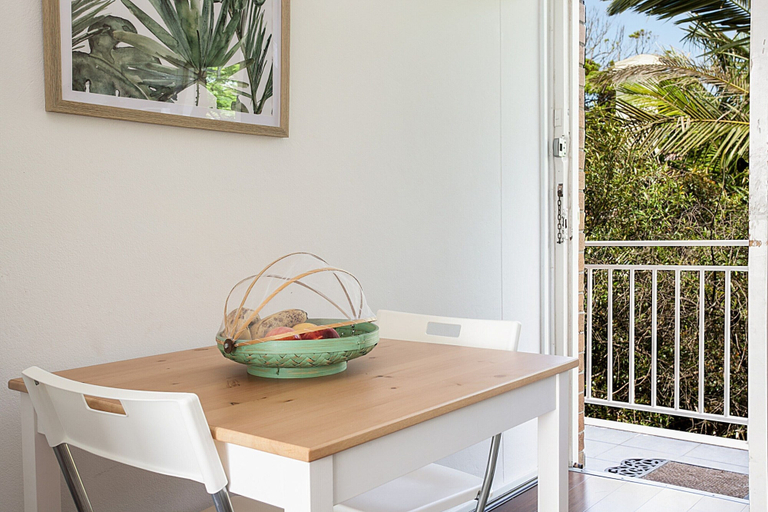 Outdoor dining 2, Treetop Retreat Five Minute Stroll To The Beach, Sydney