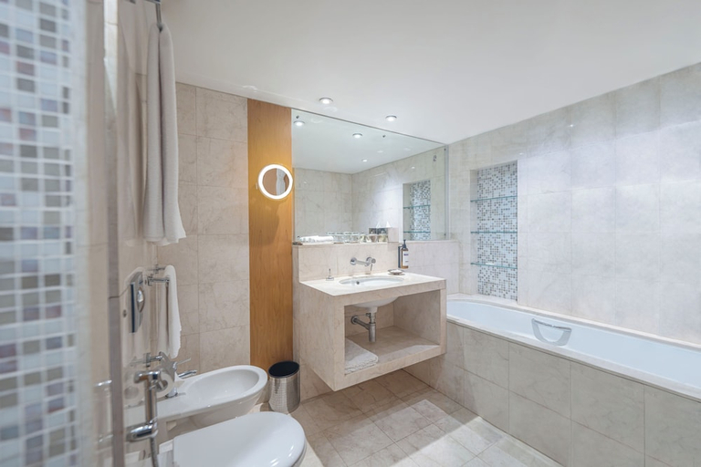 Bathroom 3, Hyatt Regency Hotel Dubai Deira, Dubai