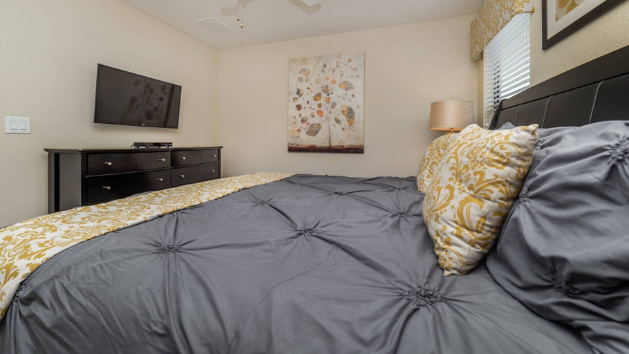 Room 3, Championsgate Resort 9 Bedroom Private Pool Home 9 Home, Osceola