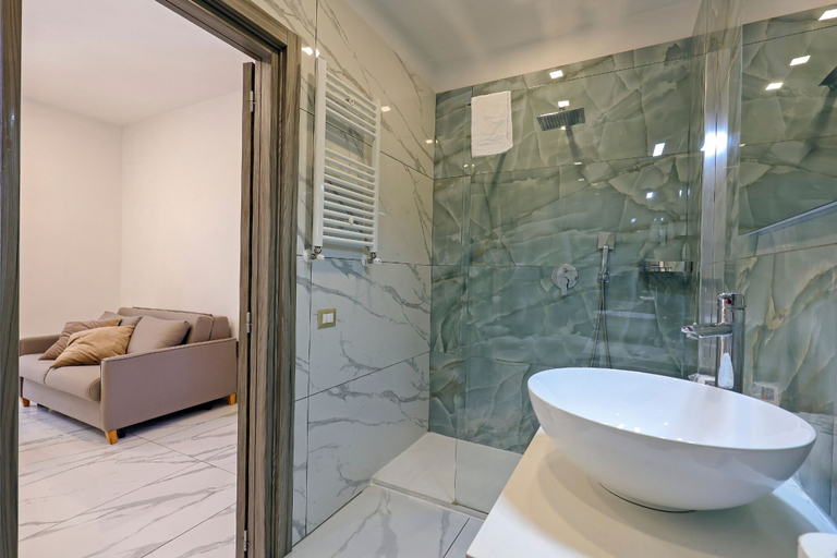 Bathroom 4, Hotel La Pace, Napoli