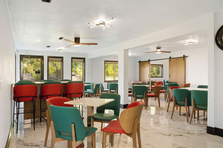 Food & Drinks 5, Days Inn by Wyndham Omaha NE, Douglas