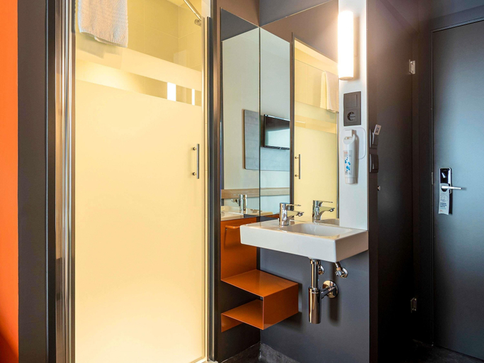 Bathroom 5, Ibis Budget Bilbao City, Vizcaya