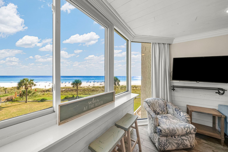 Room 5, Beachfront Studio Condo - Top of the Gulf 317, Bay