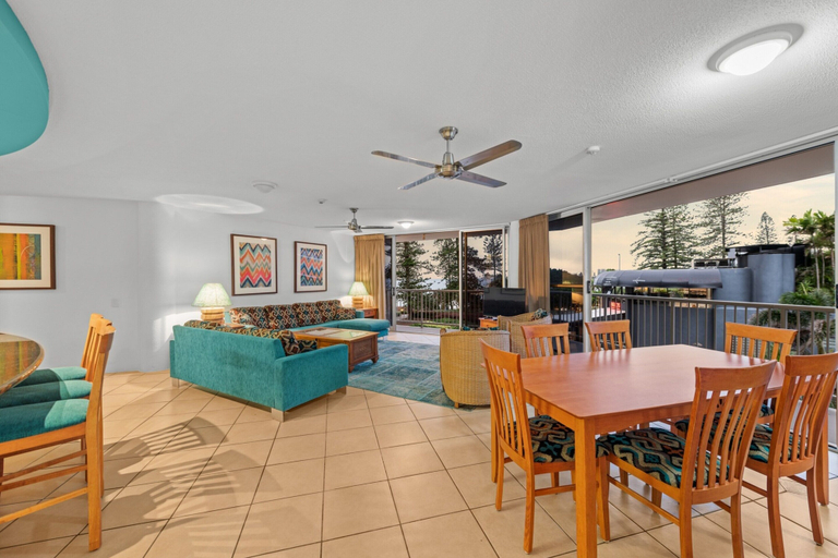 Dining 5, Stylish 3BR Oceanfront Stay by Mooloolaba Esp, Maroochy - Mooloolaba