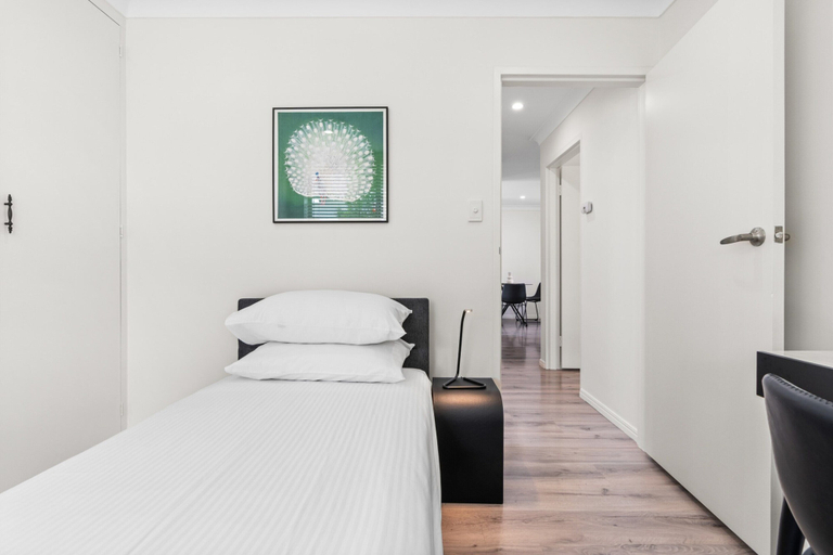 Room 3, Elegant 2-bed With Balcony by Parks and Amenities, Hawthorne