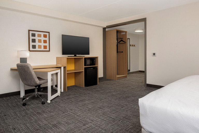 Bedroom 3, Spark by Hilton Toronto Airport, Toronto