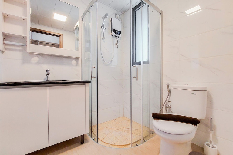 Bathroom 2, Comfort And Spacious 3Br At Sky House Bsd Apartment, South Tangerang