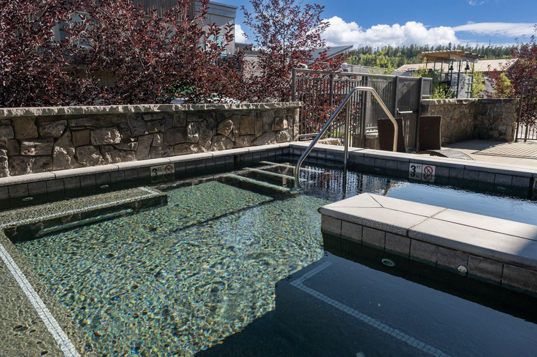 Pool, Downtown Flat 2 Bedroom Condo, Grand