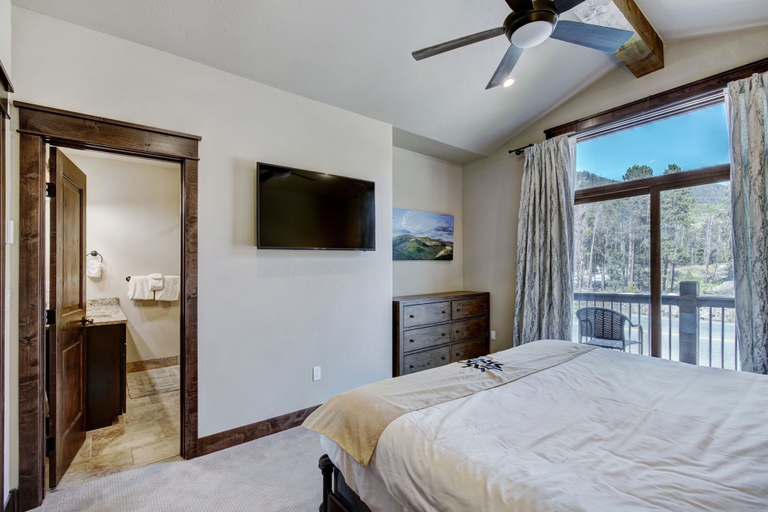 Room 2, Luxury Home - Sleeps 10 - Fireplace & Mountain View 3 Bedroom Condo, Summit