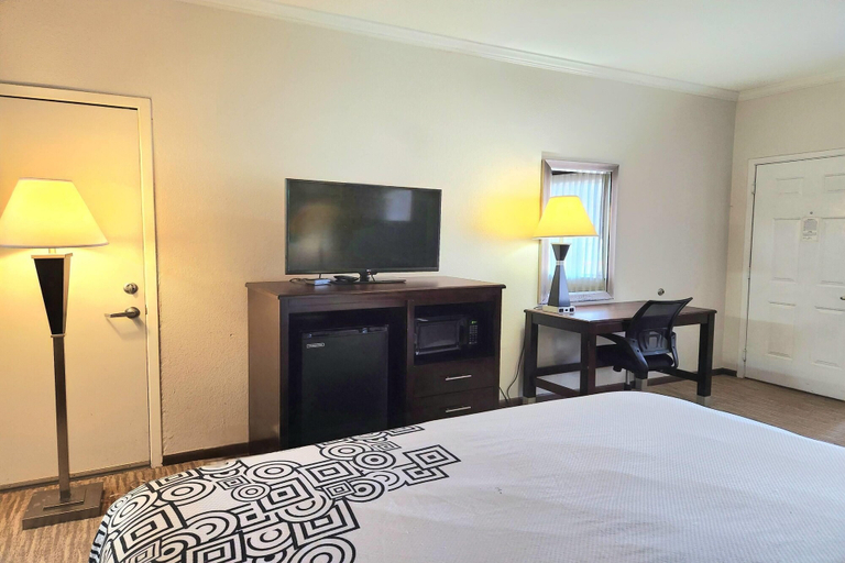 Bedroom 3, Days Inn by Wyndham Navasota, Grimes