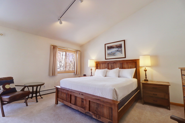 Room 5, Sauterne Sanctuary 3br 3ba 3 Bedroom Home by RedAwning, Summit