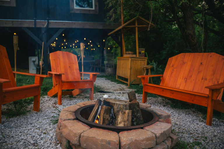 Room 5, Treehouse Hot tub on 60 Acre Farm Near Downtown, Indianapolis