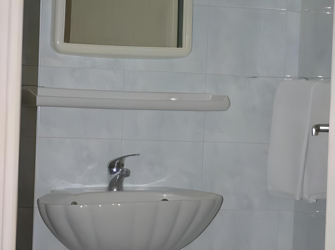 Bathroom 3, Alma, Attica