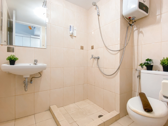 Bathroom 5, Cozy Stay Studio at Apartment Springlake Summarecon Bekasi by Travelio, Bekasi